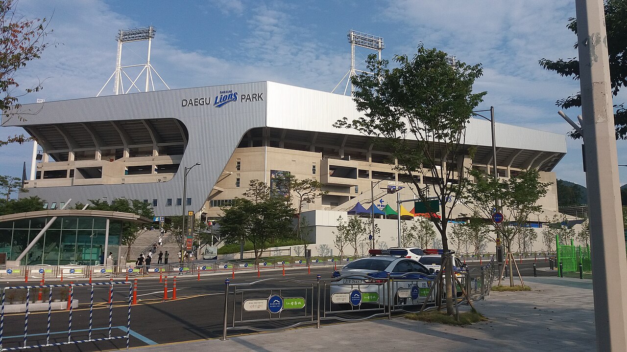 두산과 삼성의 경기가 열린 대구삼성라이온즈파크의 바깥 모습으로, 외벽에 DAEGU Samsung Lions PARK 글자가 보입니다.