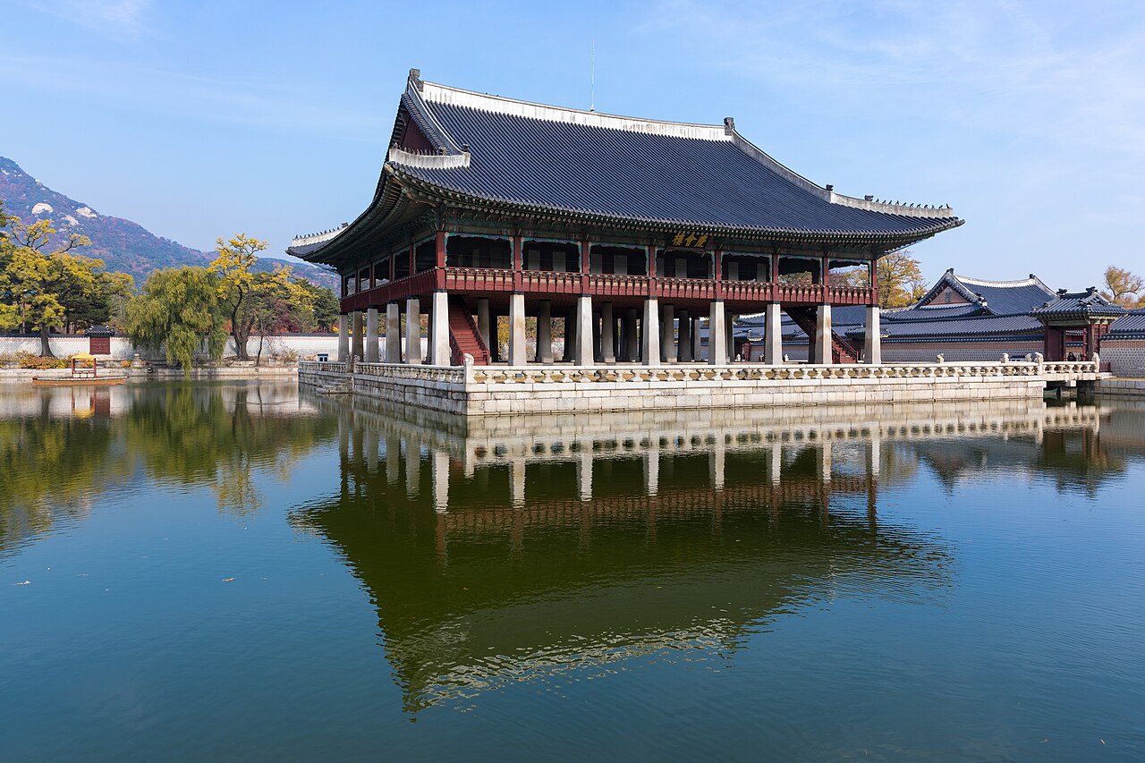 서울 경복궁의 경회루가 맑은 날 연못 물에 비친 모습입니다.