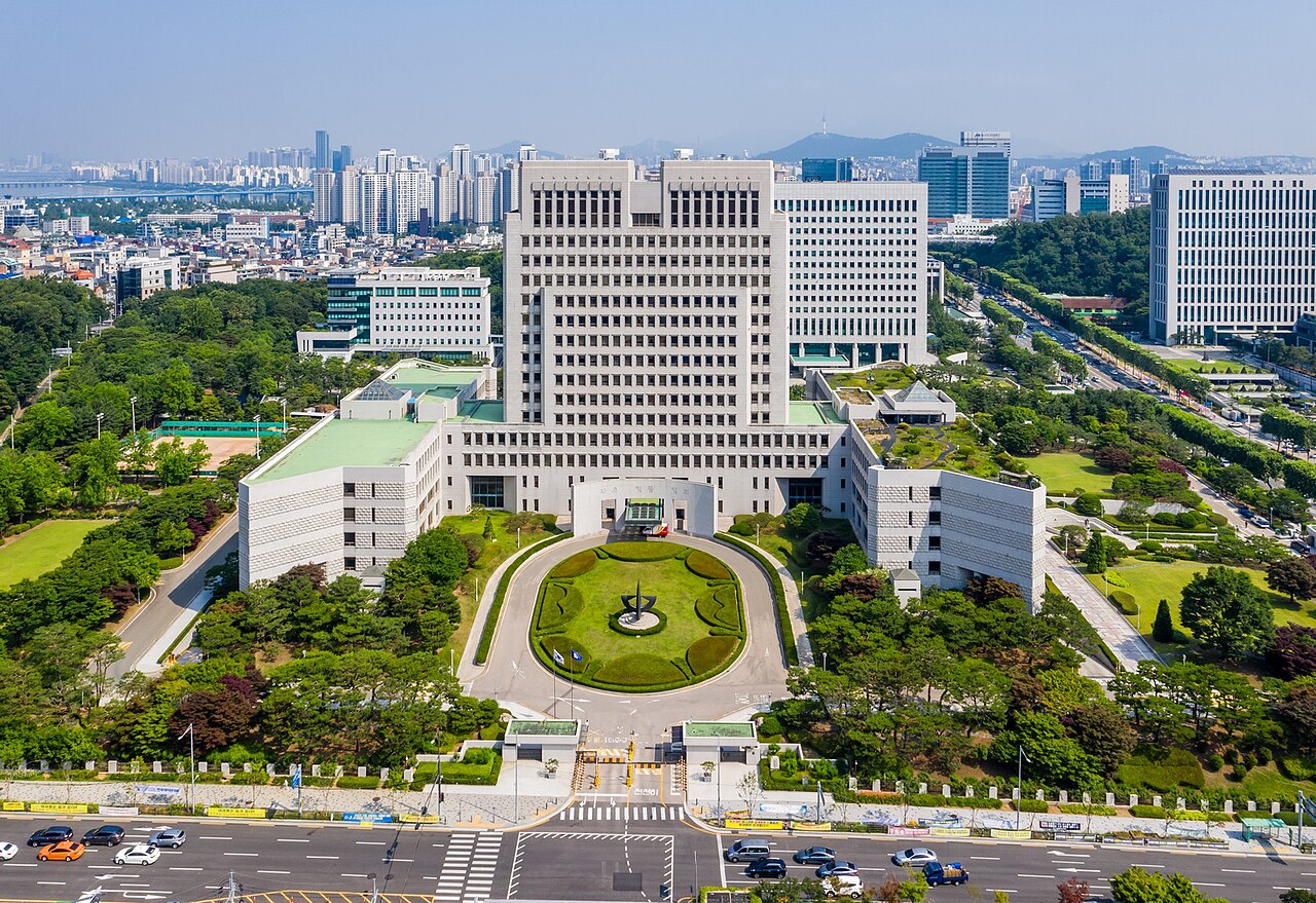 서울 서초구 대법원 청사와 앞마당, 주변 도로를 위에서 내려다본 모습입니다.